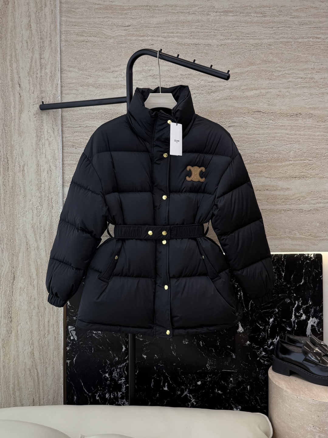 新款羽绒服⚠️2025。
Celine 配腰带 立领 显瘦蚂蚁腰 90%白鹅绒 中长款 羽绒服 咖色 米