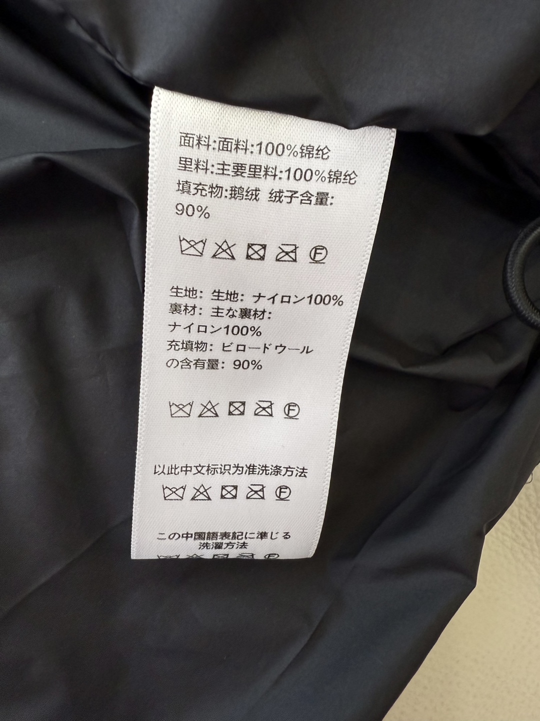 新款羽绒服⚠️2025。
Celine 配腰带 立领 显瘦蚂蚁腰 90%白鹅绒 中长款 羽绒服 咖色 米