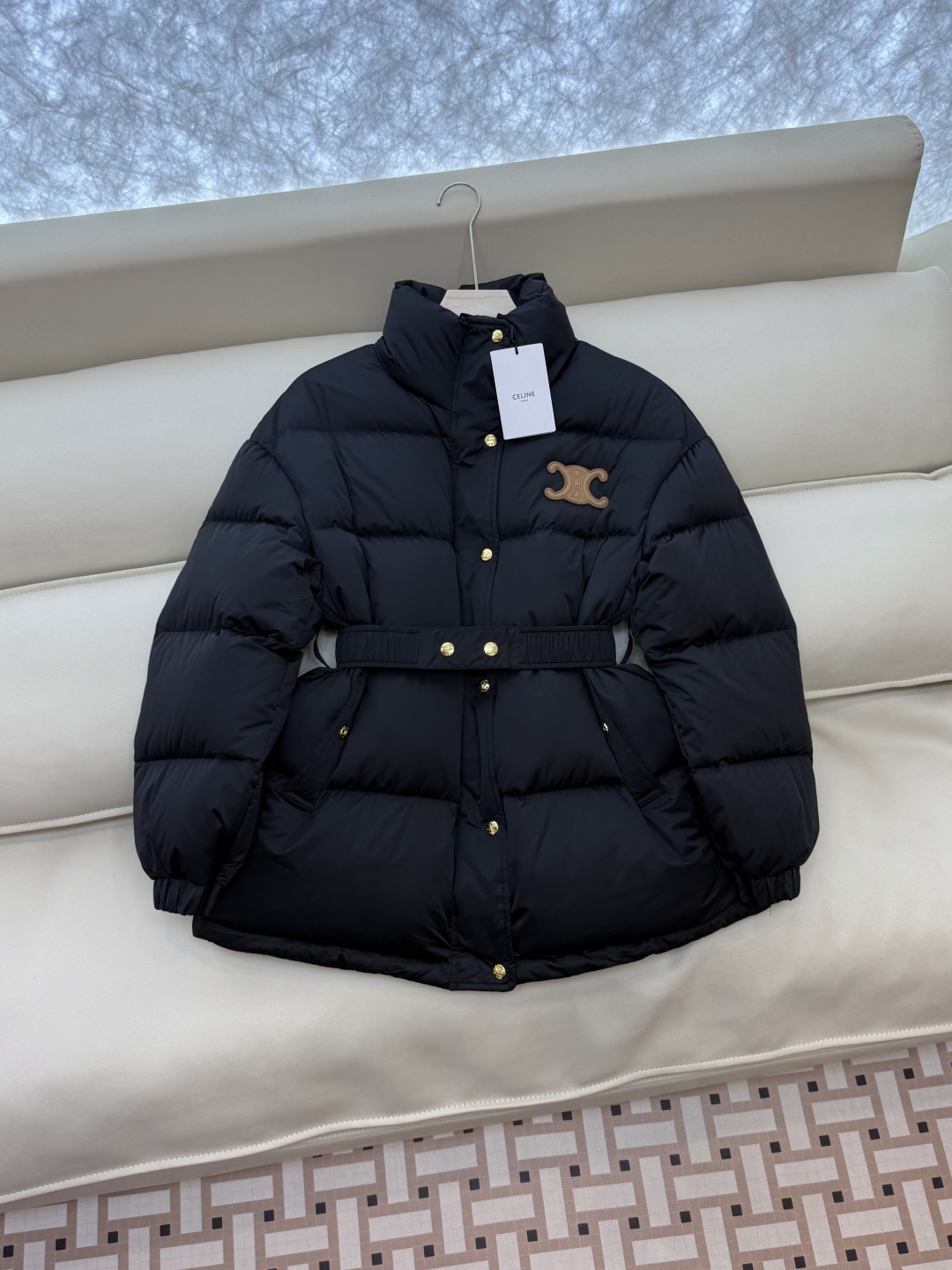 新款羽绒服⚠️2025。
Celine 配腰带 立领 显瘦蚂蚁腰 90%白鹅绒 中长款 羽绒服 咖色 米