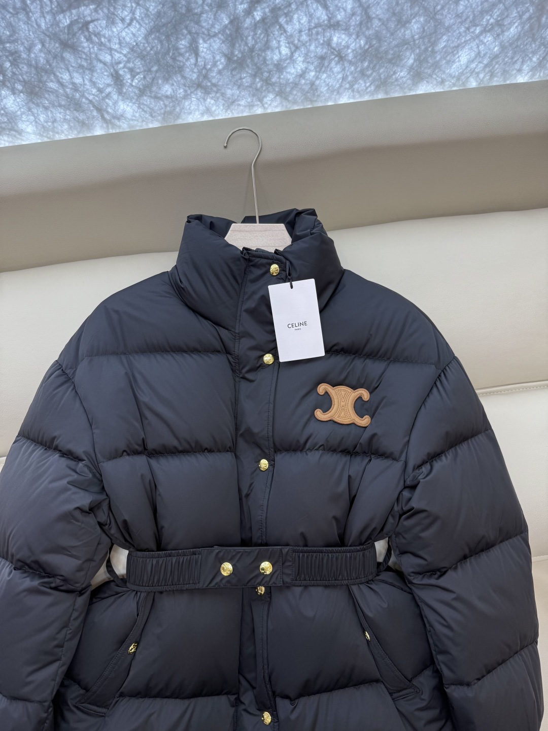 新款羽绒服⚠️2025。
Celine 配腰带 立领 显瘦蚂蚁腰 90%白鹅绒 中长款 羽绒服 咖色 米