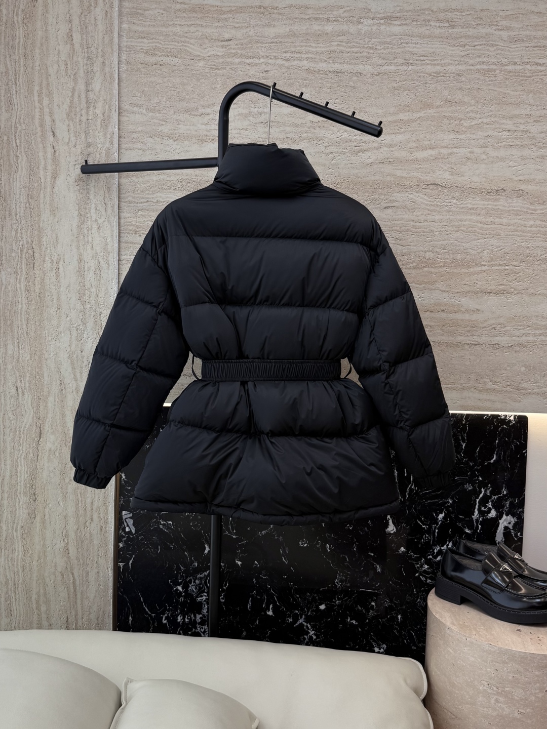 新款羽绒服⚠️2025。
Celine 配腰带 立领 显瘦蚂蚁腰 90%白鹅绒 中长款 羽绒服 咖色 米