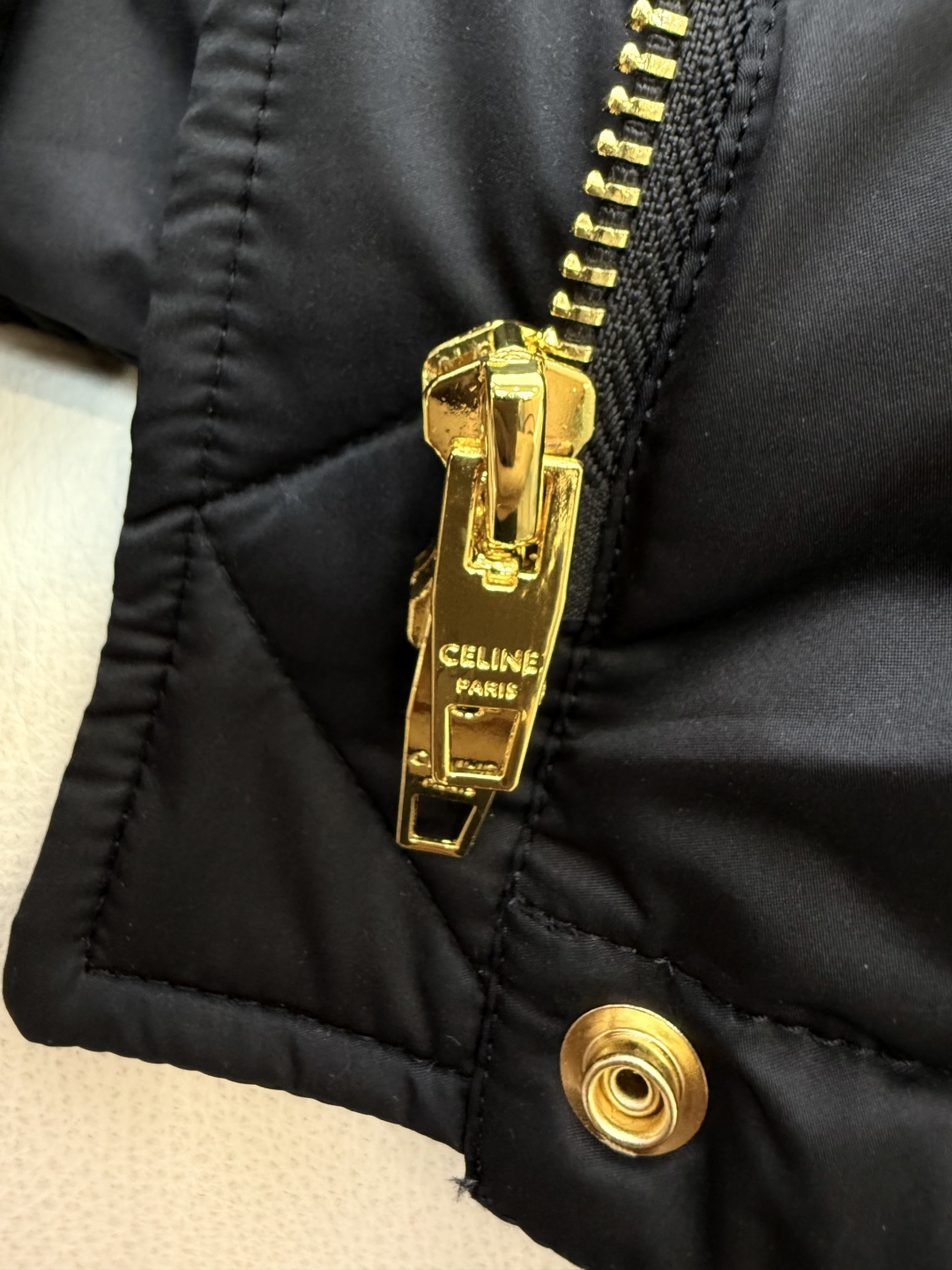 新款羽绒服⚠️2025。
Celine 配腰带 立领 显瘦蚂蚁腰 90%白鹅绒 中长款 羽绒服 咖色 米