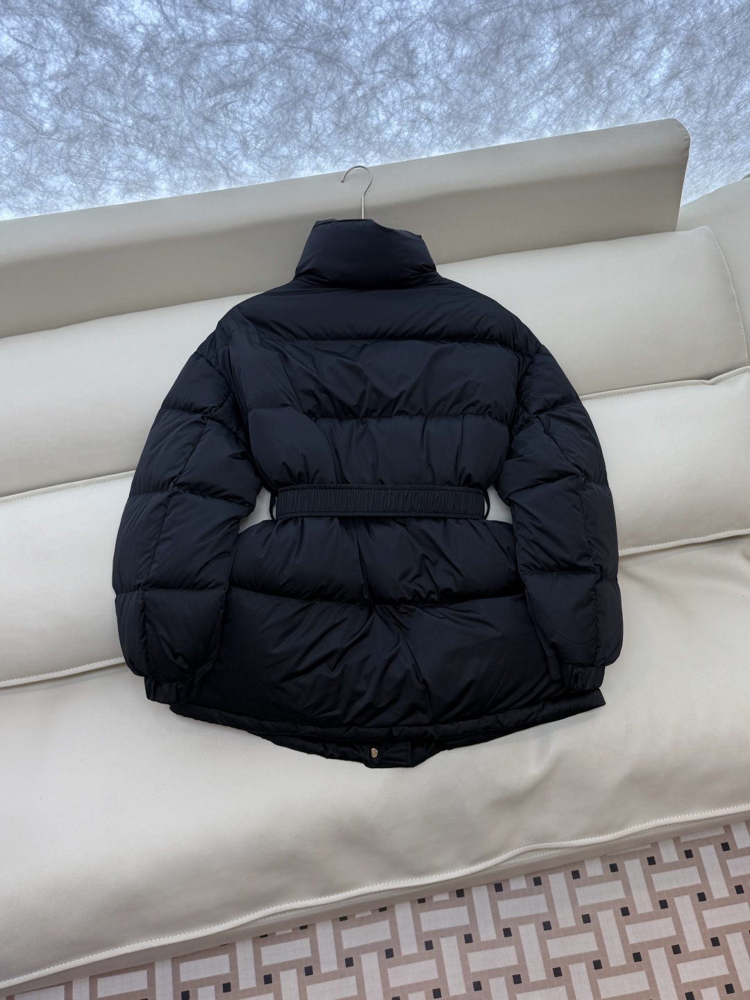新款羽绒服⚠️2025。
Celine 配腰带 立领 显瘦蚂蚁腰 90%白鹅绒 中长款 羽绒服 咖色 米