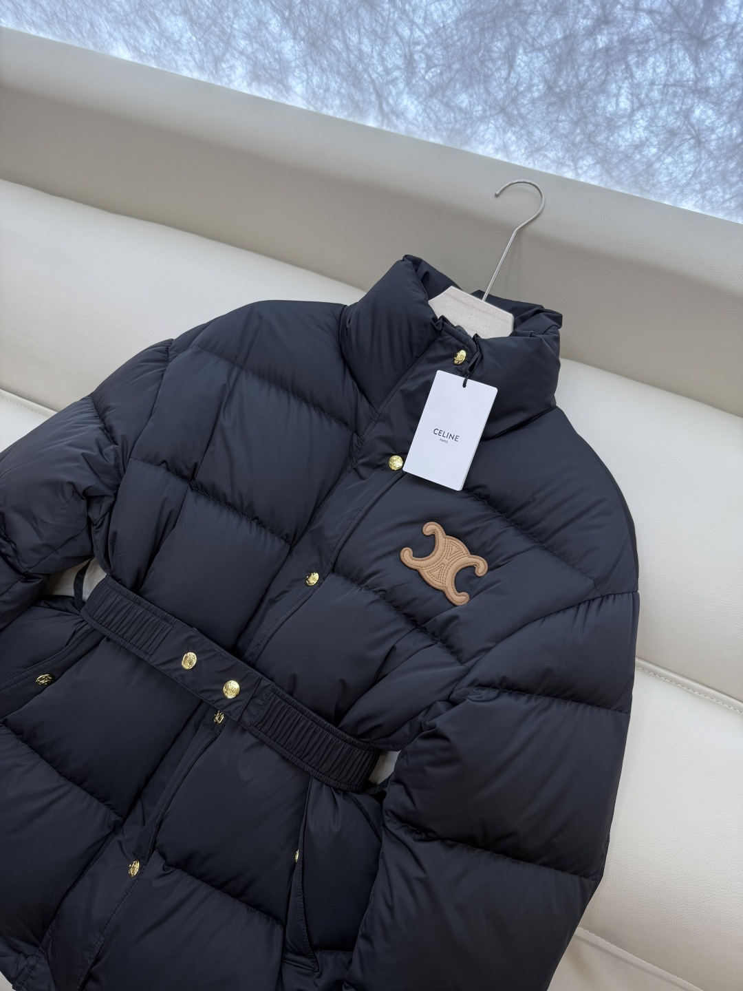 新款羽绒服⚠️2025。
Celine 配腰带 立领 显瘦蚂蚁腰 90%白鹅绒 中长款 羽绒服 咖色 米