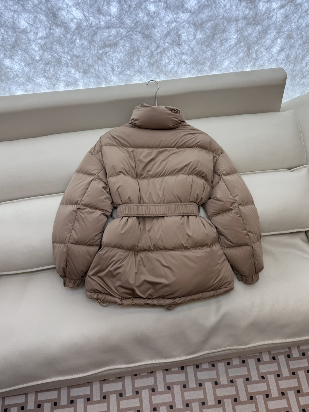 新款羽绒服⚠️2025。
Celine 配腰带 立领 显瘦蚂蚁腰 90%白鹅绒 中长款 羽绒服 咖色 米