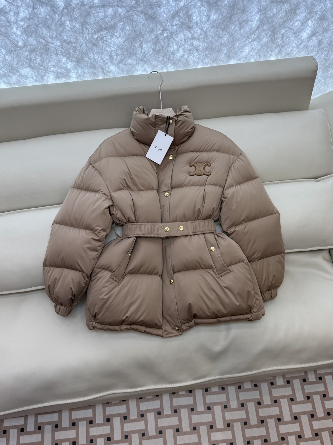 新款羽绒服⚠️2025。
Celine 配腰带 立领 显瘦蚂蚁腰 90%白鹅绒 中长款 羽绒服 咖色 米