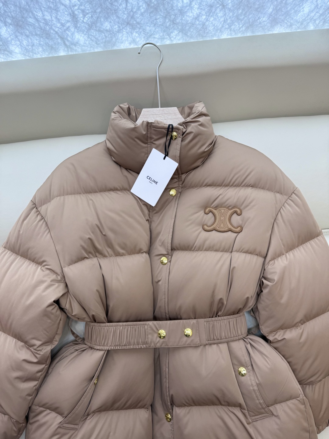 新款羽绒服⚠️2025。
Celine 配腰带 立领 显瘦蚂蚁腰 90%白鹅绒 中长款 羽绒服 咖色 米