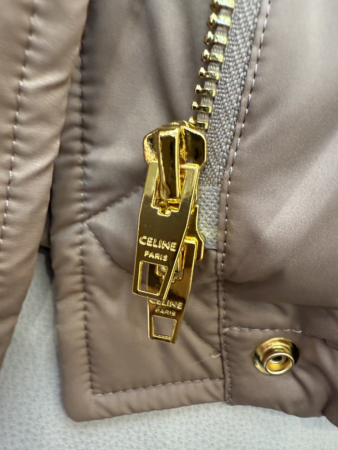 新款羽绒服⚠️2025。
Celine 配腰带 立领 显瘦蚂蚁腰 90%白鹅绒 中长款 羽绒服 咖色 米