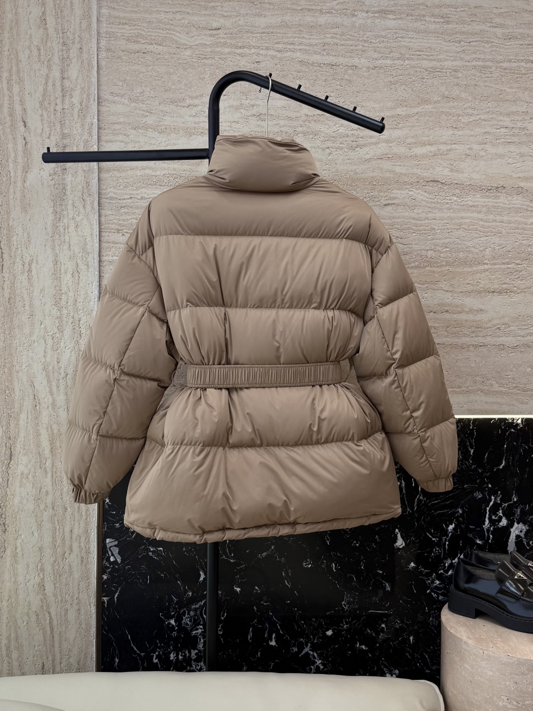新款羽绒服⚠️2025。
Celine 配腰带 立领 显瘦蚂蚁腰 90%白鹅绒 中长款 羽绒服 咖色 米