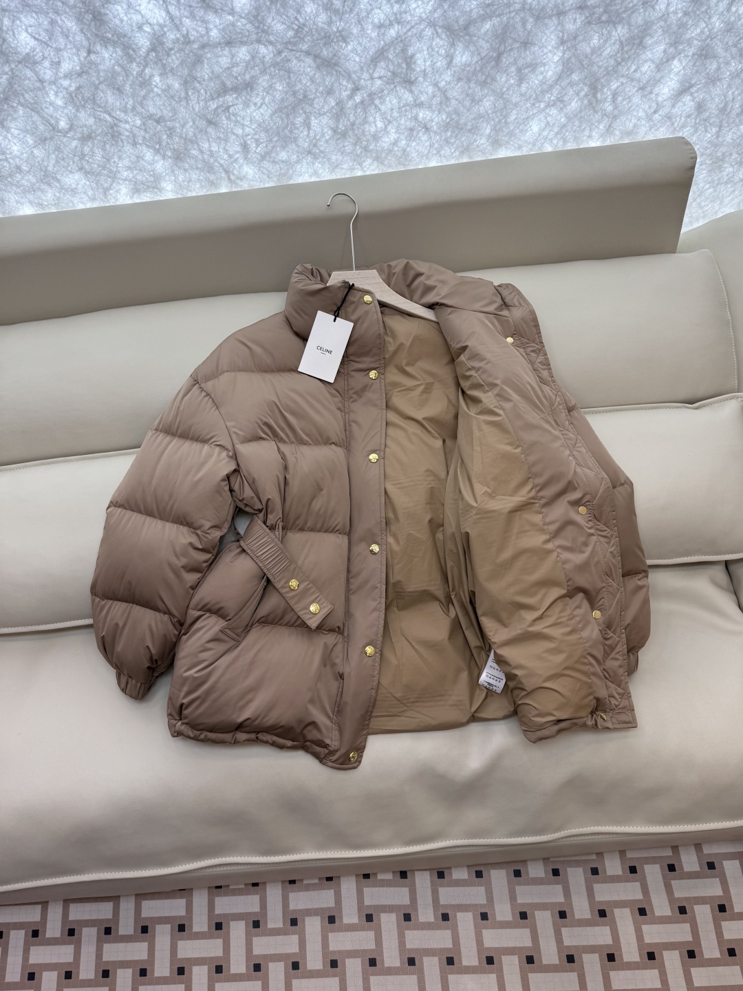 新款羽绒服⚠️2025。
Celine 配腰带 立领 显瘦蚂蚁腰 90%白鹅绒 中长款 羽绒服 咖色 米