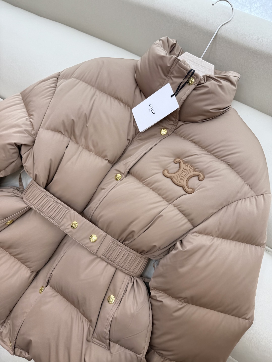 新款羽绒服⚠️2025。
Celine 配腰带 立领 显瘦蚂蚁腰 90%白鹅绒 中长款 羽绒服 咖色 米