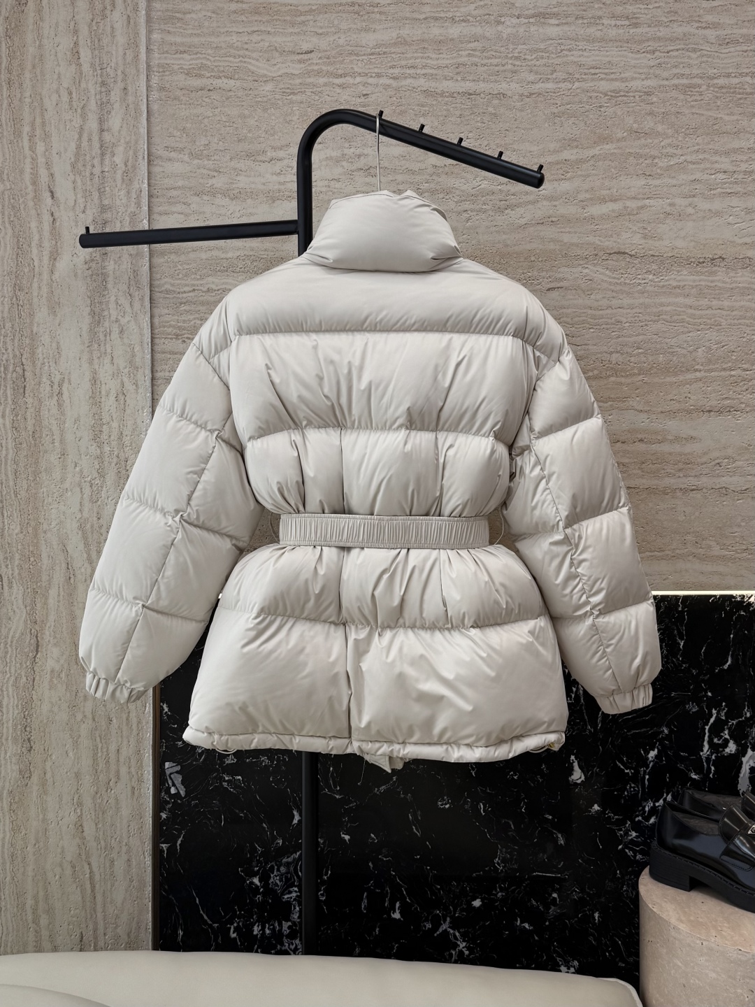 新款羽绒服⚠️2025。
Celine 配腰带 立领 显瘦蚂蚁腰 90%白鹅绒 中长款 羽绒服 咖色 米