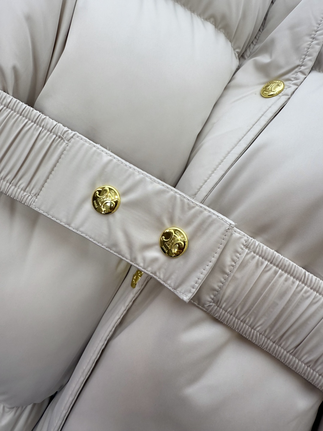 新款羽绒服⚠️2025。
Celine 配腰带 立领 显瘦蚂蚁腰 90%白鹅绒 中长款 羽绒服 咖色 米