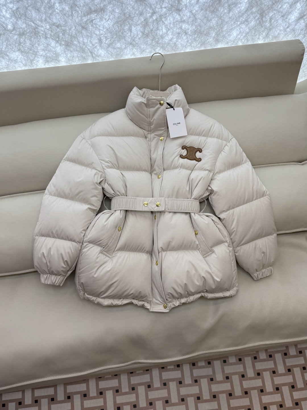 新款羽绒服⚠️2025。
Celine 配腰带 立领 显瘦蚂蚁腰 90%白鹅绒 中长款 羽绒服 咖色 米