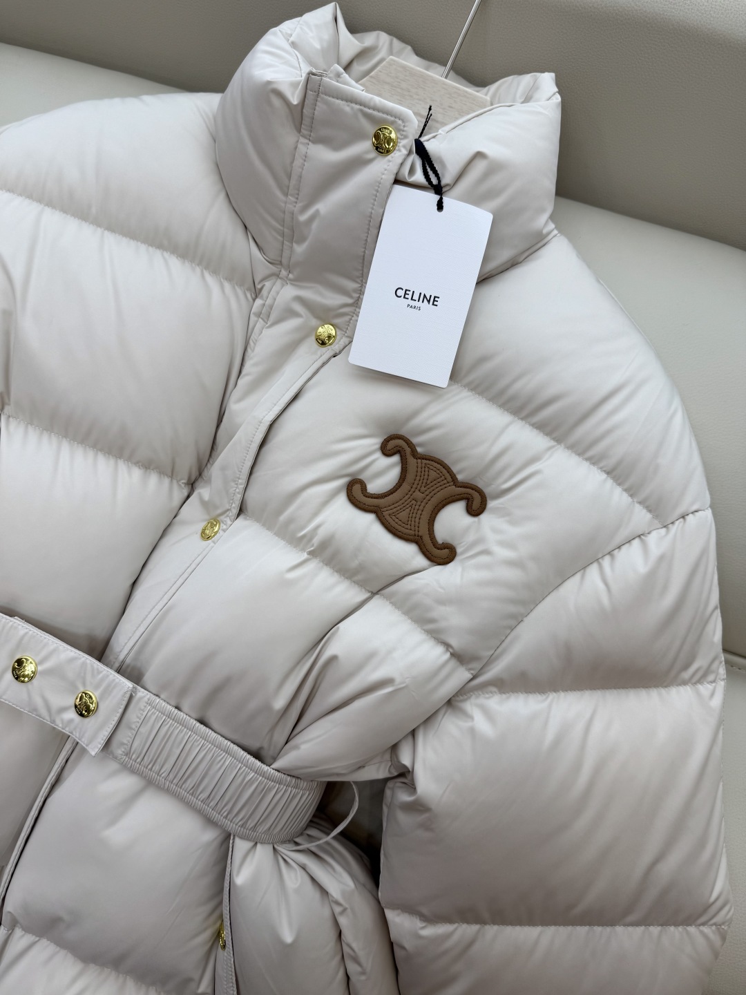 新款羽绒服⚠️2025。
Celine 配腰带 立领 显瘦蚂蚁腰 90%白鹅绒 中长款 羽绒服 咖色 米