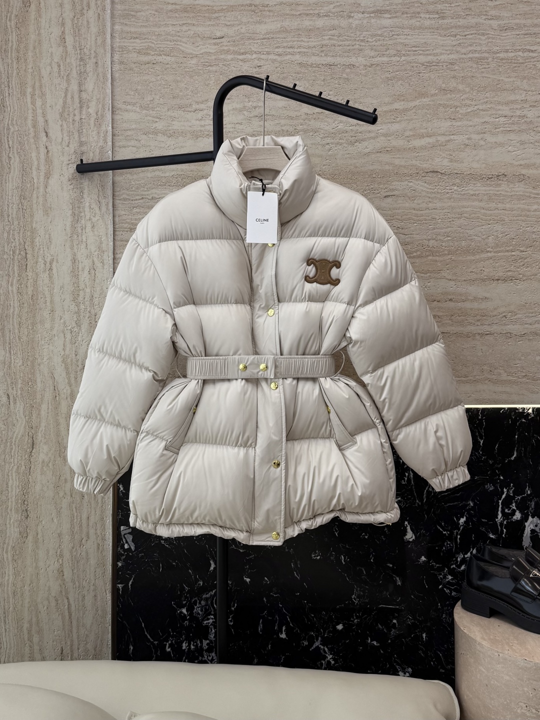 新款羽绒服⚠️2025。
Celine 配腰带 立领 显瘦蚂蚁腰 90%白鹅绒 中长款 羽绒服 咖色 米