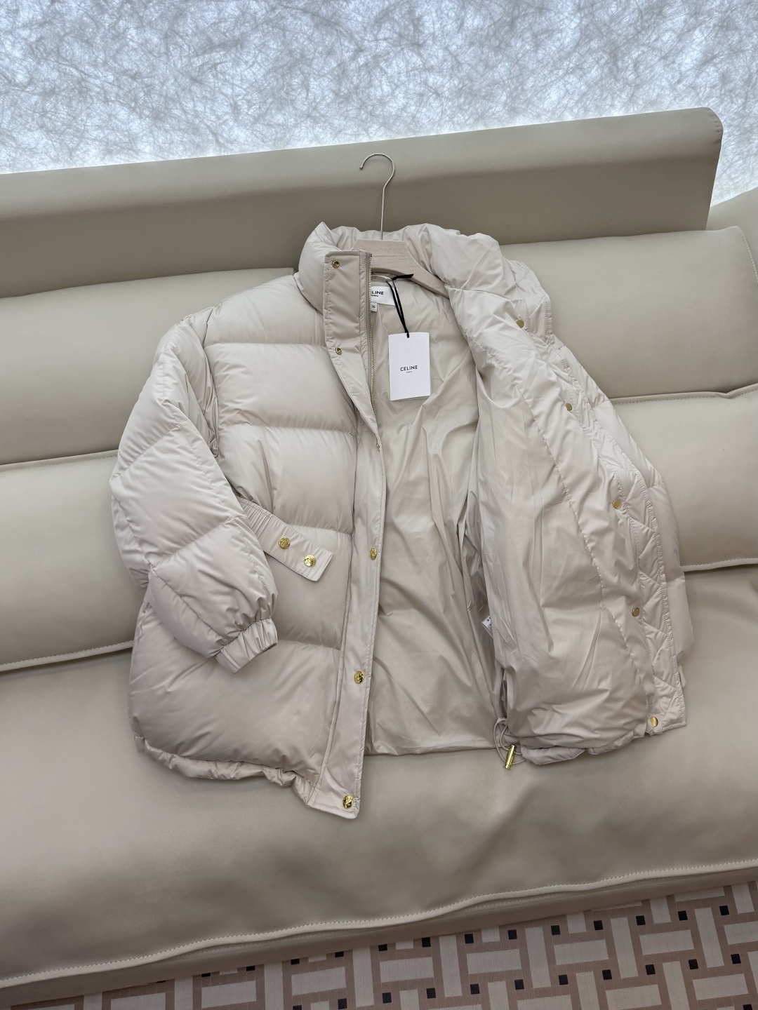 新款羽绒服⚠️2025。
Celine 配腰带 立领 显瘦蚂蚁腰 90%白鹅绒 中长款 羽绒服 咖色 米