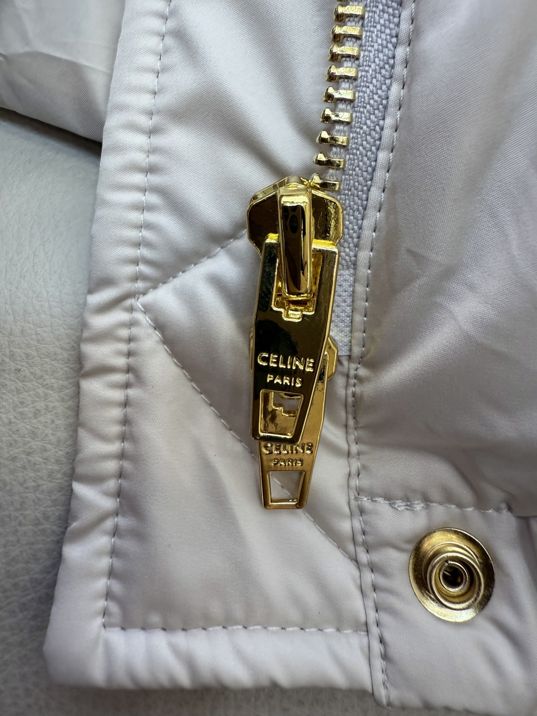 新款羽绒服⚠️2025。
Celine 配腰带 立领 显瘦蚂蚁腰 90%白鹅绒 中长款 羽绒服 咖色 米