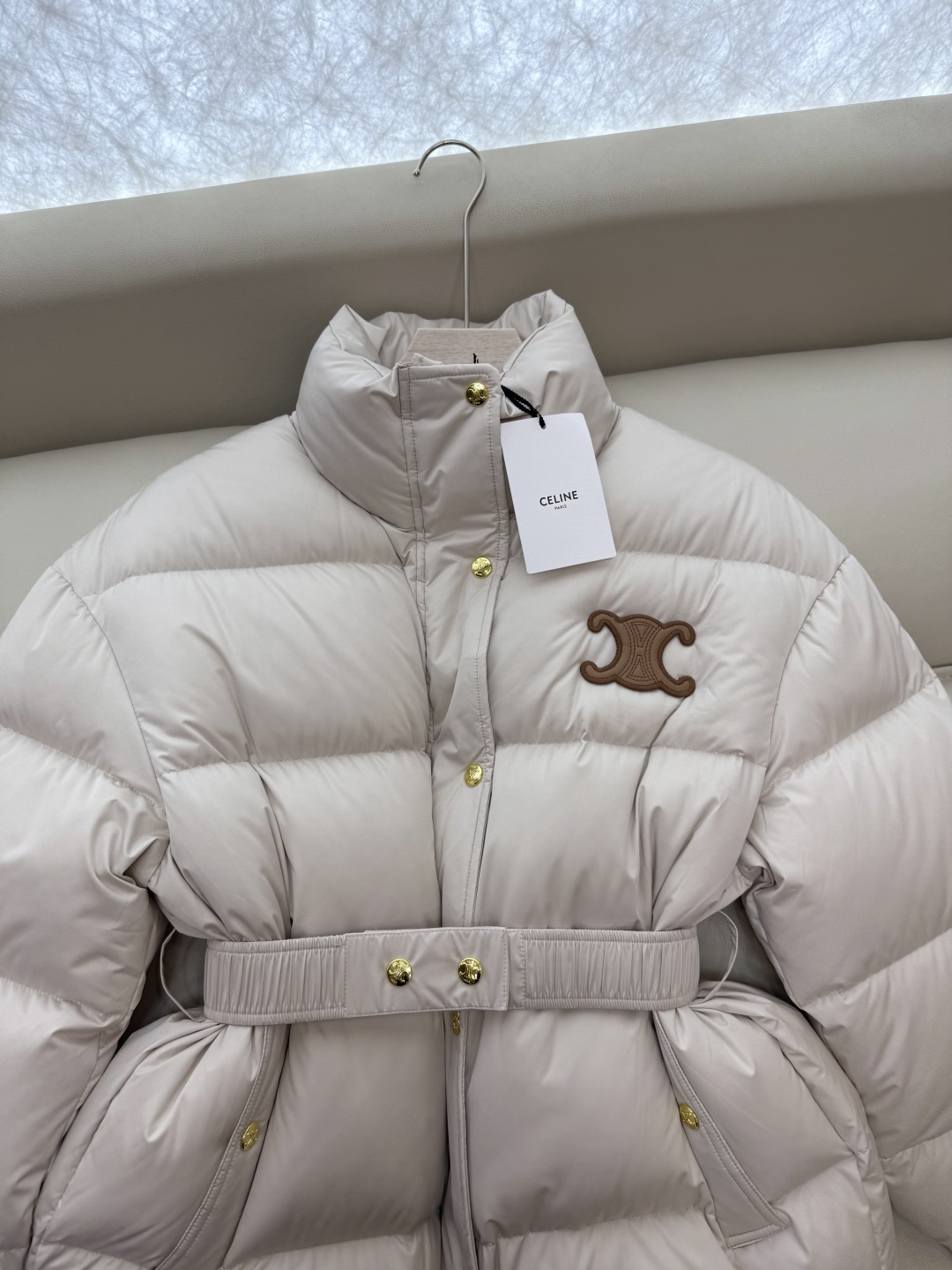 新款羽绒服⚠️2025。
Celine 配腰带 立领 显瘦蚂蚁腰 90%白鹅绒 中长款 羽绒服 咖色 米