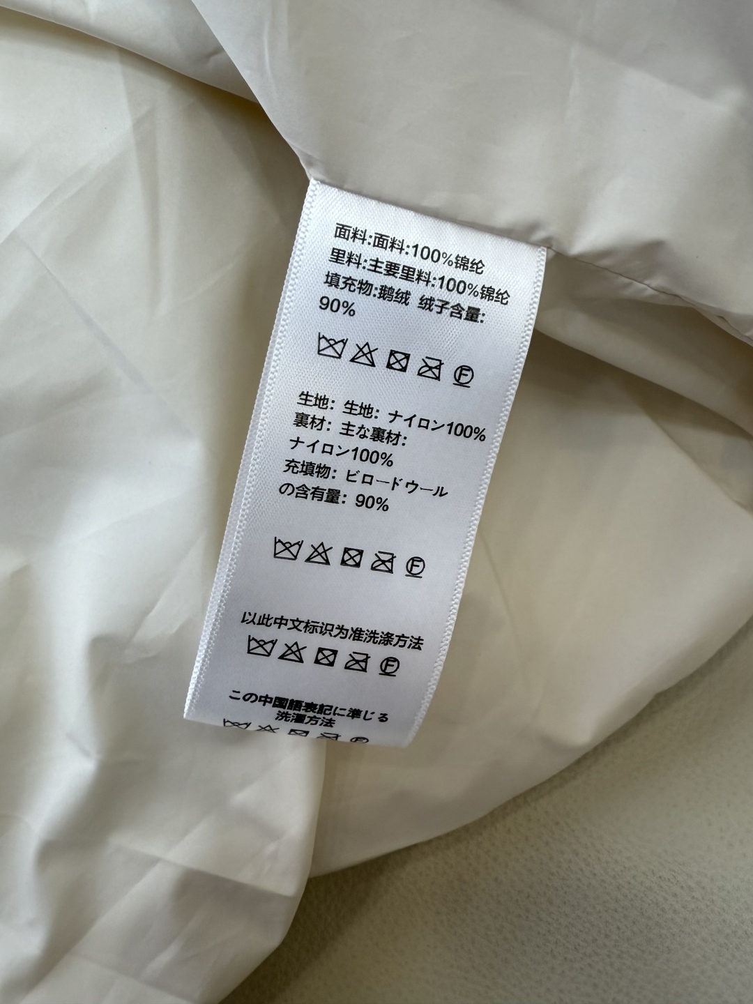 #新款羽绒服⚠️2025。
Celine 带帽 90%白鹅绒 短款 羽绒服 驼色 米白色 黑色 36/3
