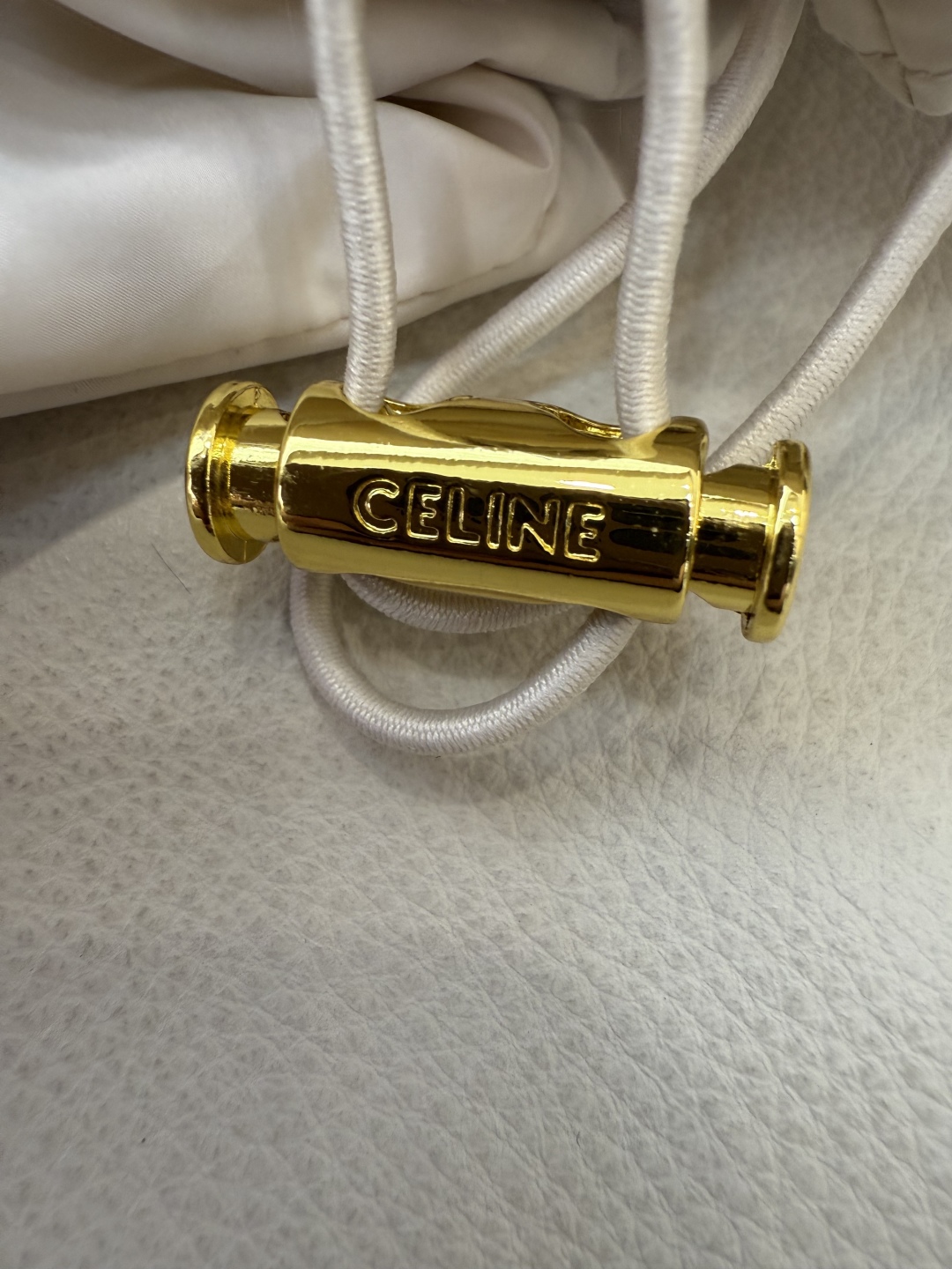 #新款羽绒服⚠️2025。
Celine 带帽 90%白鹅绒 短款 羽绒服 驼色 米白色 黑色 36/3