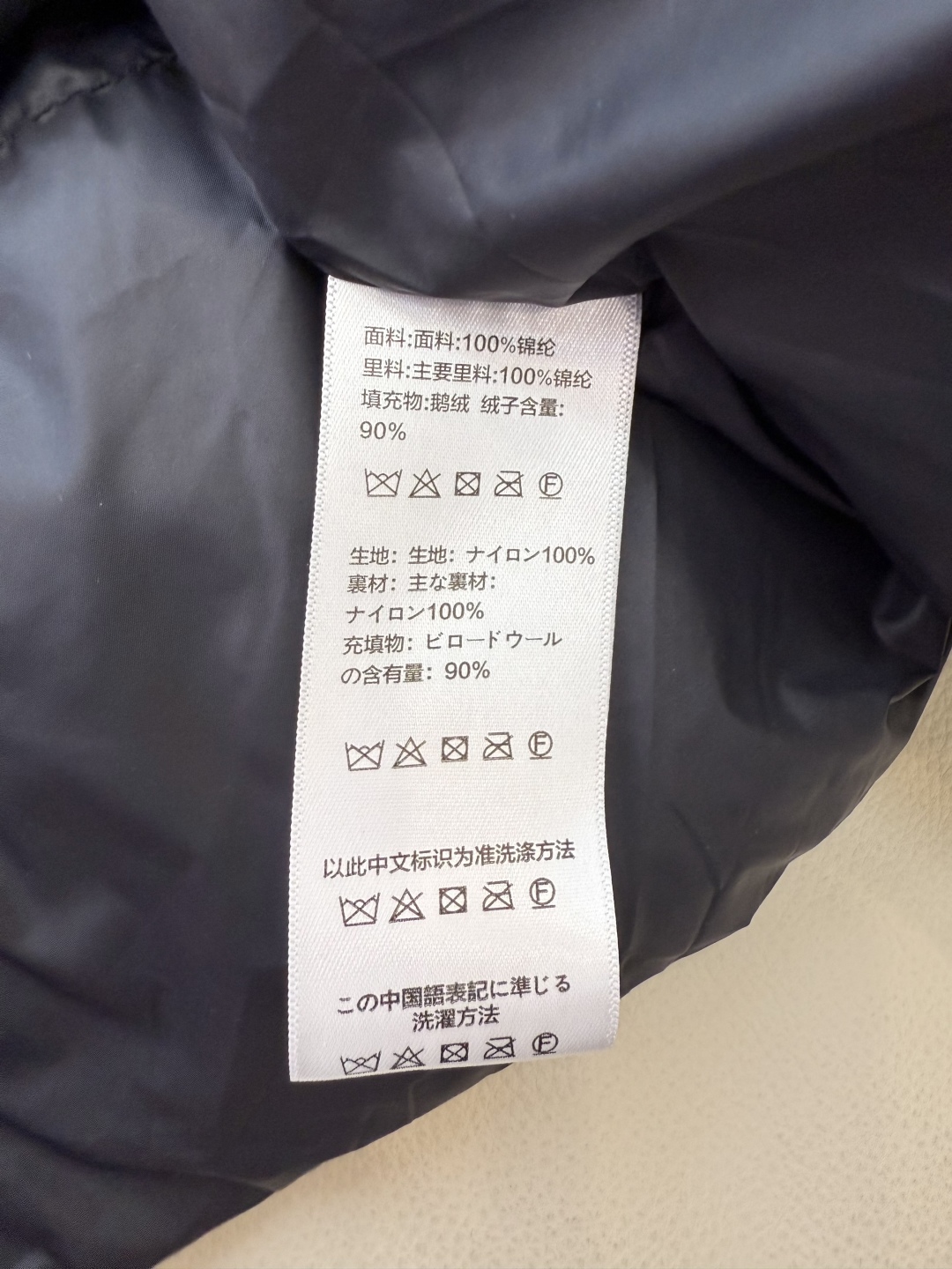 #新款羽绒服⚠️2025。
Celine 配腰带 带帽 显瘦蚂蚁腰 90%白鹅绒 中长款 羽绒服 咖色 