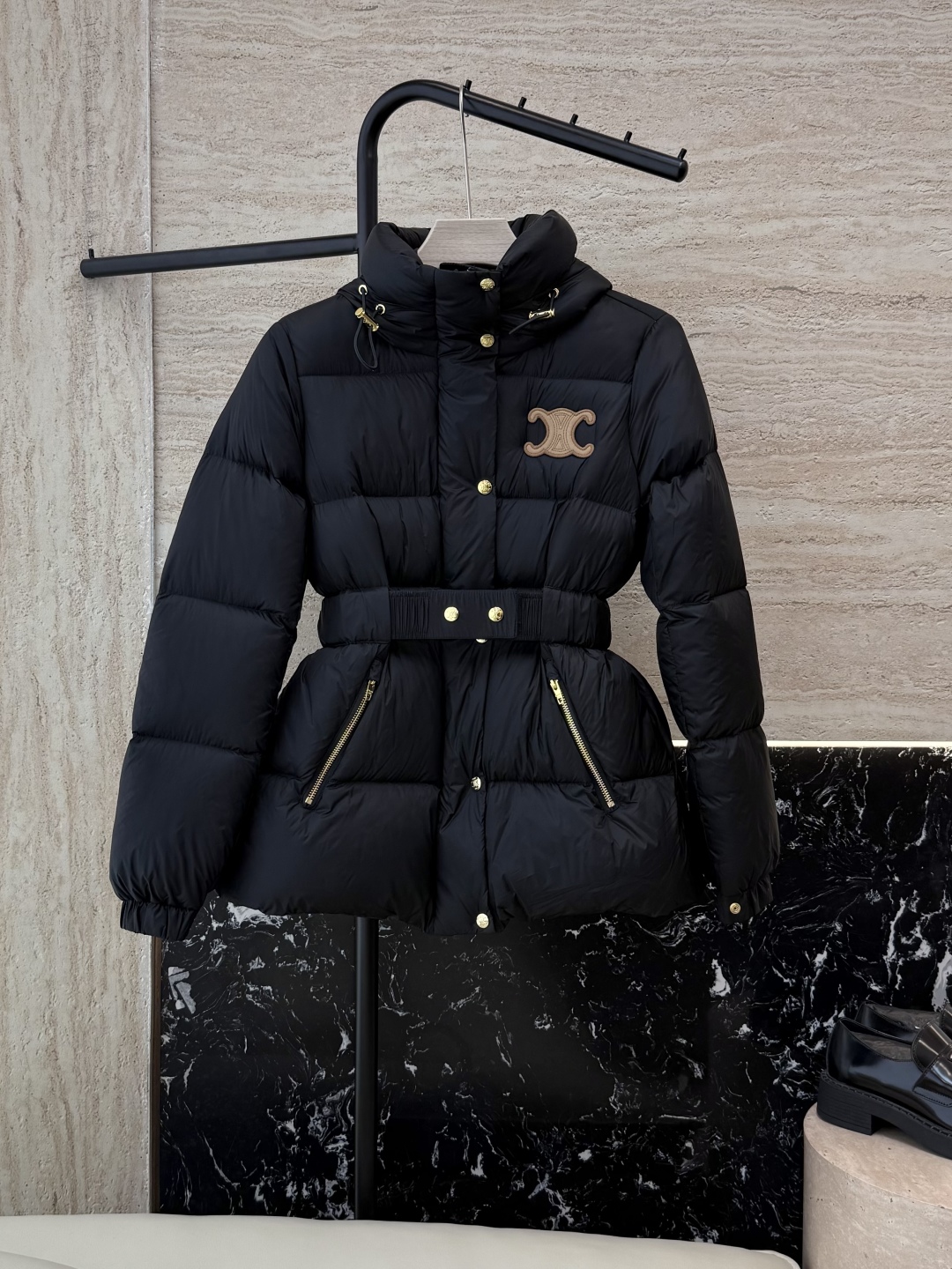 #新款羽绒服⚠️2025。
Celine 配腰带 带帽 显瘦蚂蚁腰 90%白鹅绒 中长款 羽绒服 咖色 