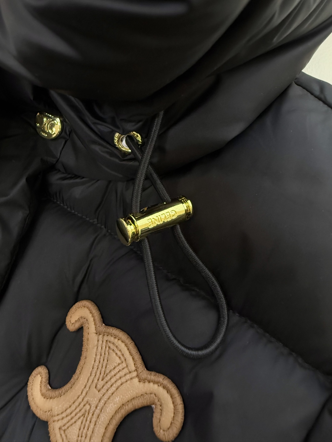 #新款羽绒服⚠️2025。
Celine 配腰带 带帽 显瘦蚂蚁腰 90%白鹅绒 中长款 羽绒服 咖色 