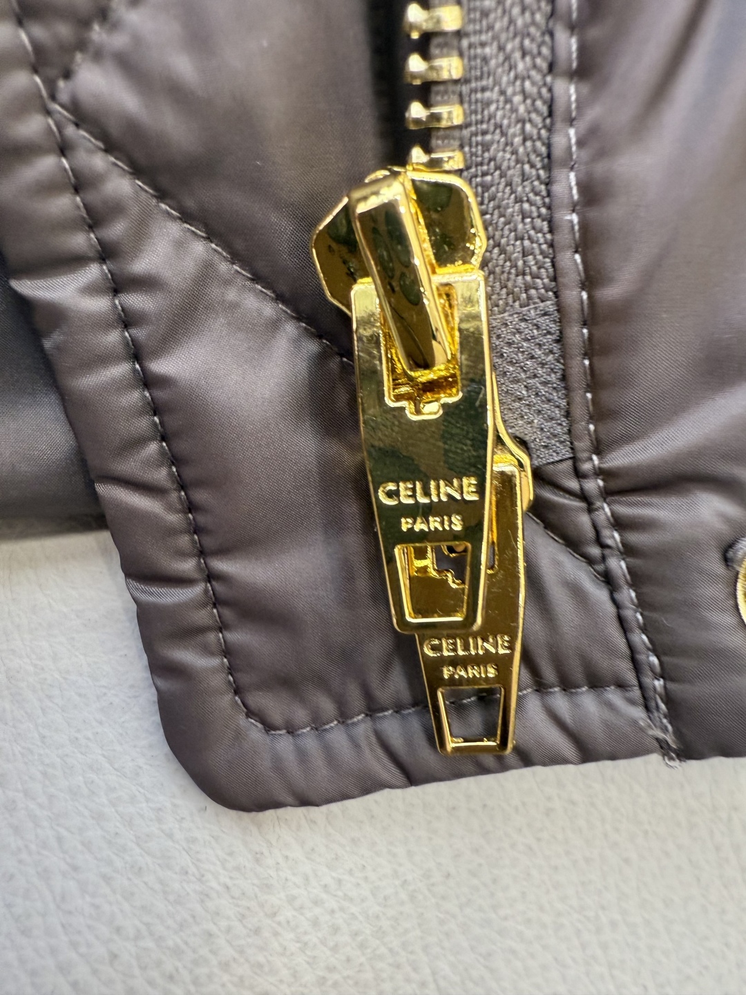 #新款羽绒服⚠️2025。
Celine 配腰带 带帽 显瘦蚂蚁腰 90%白鹅绒 中长款 羽绒服 咖色 