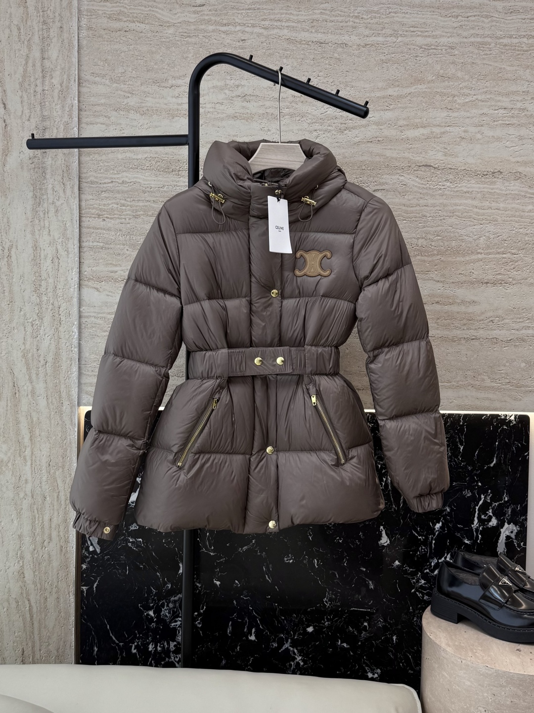 #新款羽绒服⚠️2025。
Celine 配腰带 带帽 显瘦蚂蚁腰 90%白鹅绒 中长款 羽绒服 咖色 