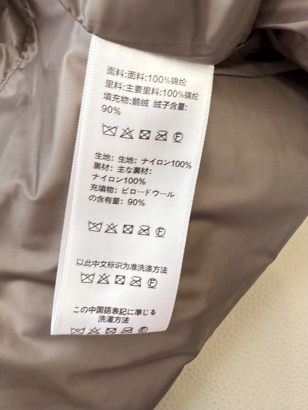#新款羽绒服⚠️2025。
Celine 配腰带 带帽 显瘦蚂蚁腰 90%白鹅绒 中长款 羽绒服 咖色 