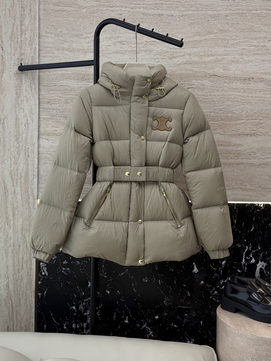 #新款羽绒服⚠️2025。
Celine 配腰带 带帽 显瘦蚂蚁腰 90%白鹅绒 中长款 羽绒服 咖色 