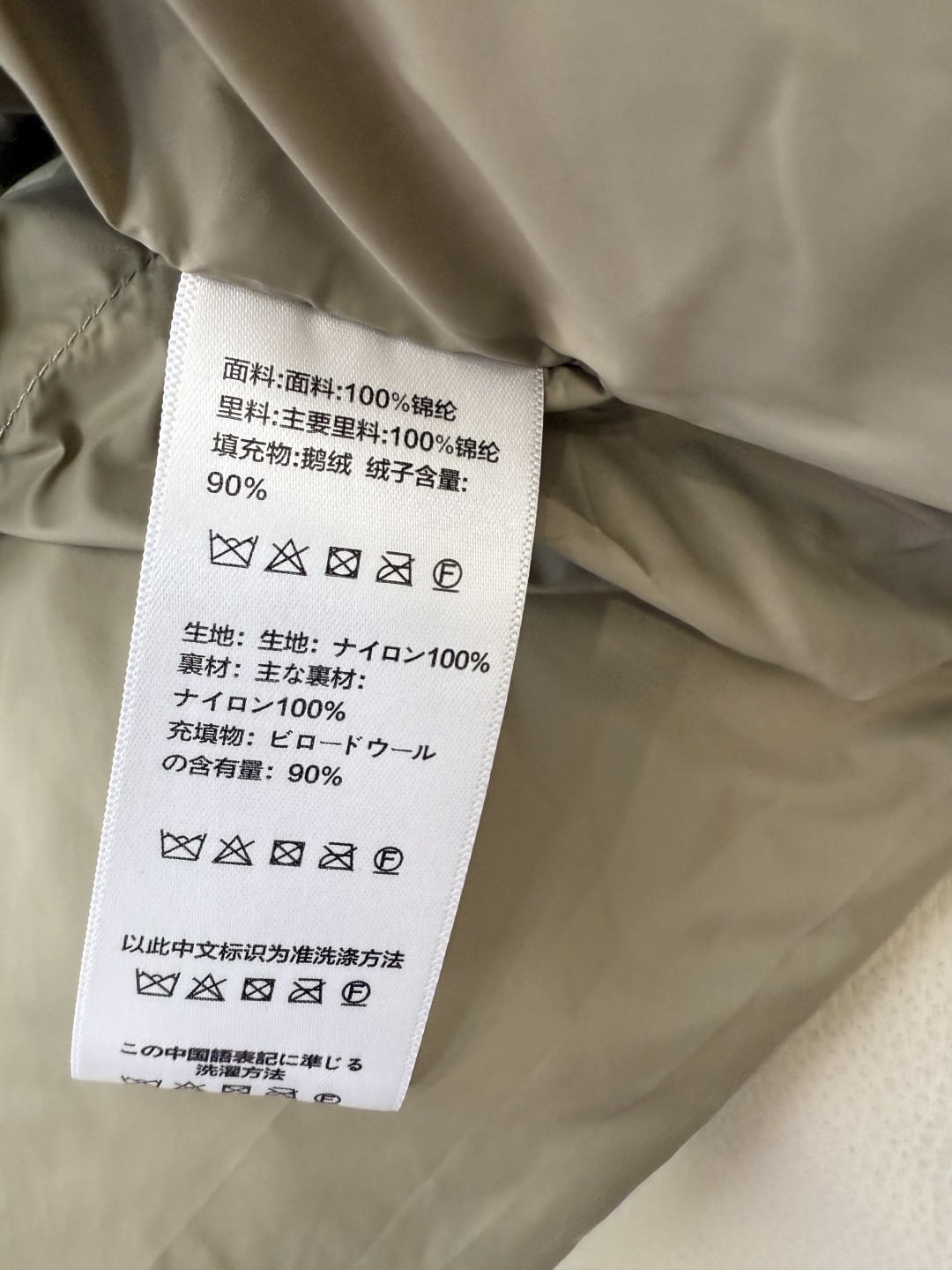 #新款羽绒服⚠️2025。
Celine 配腰带 带帽 显瘦蚂蚁腰 90%白鹅绒 中长款 羽绒服 咖色 