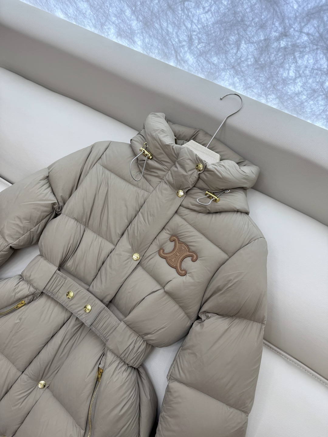 #新款羽绒服⚠️2025。
Celine 配腰带 带帽 显瘦蚂蚁腰 90%白鹅绒 中长款 羽绒服 咖色 
