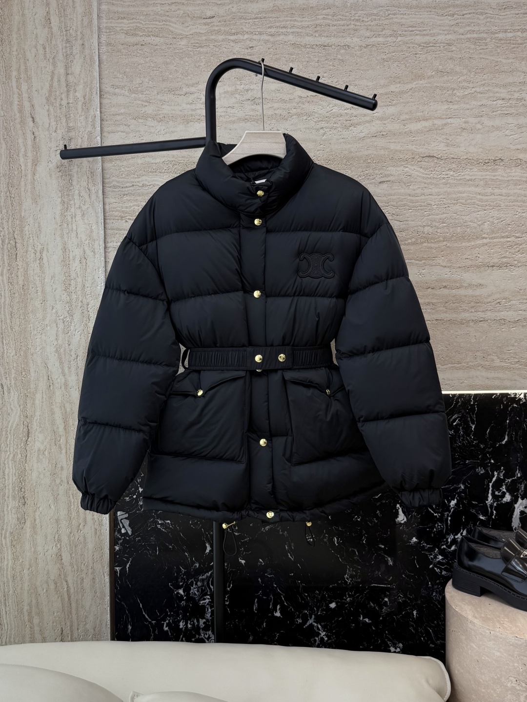#新款羽绒服⚠️2025。
Celine 配腰带 立领 显瘦蚂蚁腰 90%白鹅绒 中长款 羽绒服 咖色 