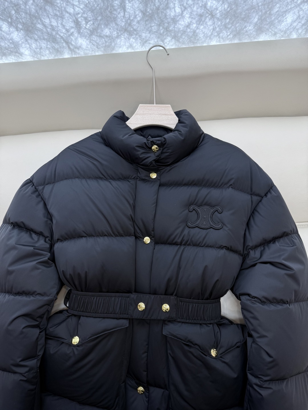 #新款羽绒服⚠️2025。
Celine 配腰带 立领 显瘦蚂蚁腰 90%白鹅绒 中长款 羽绒服 咖色 