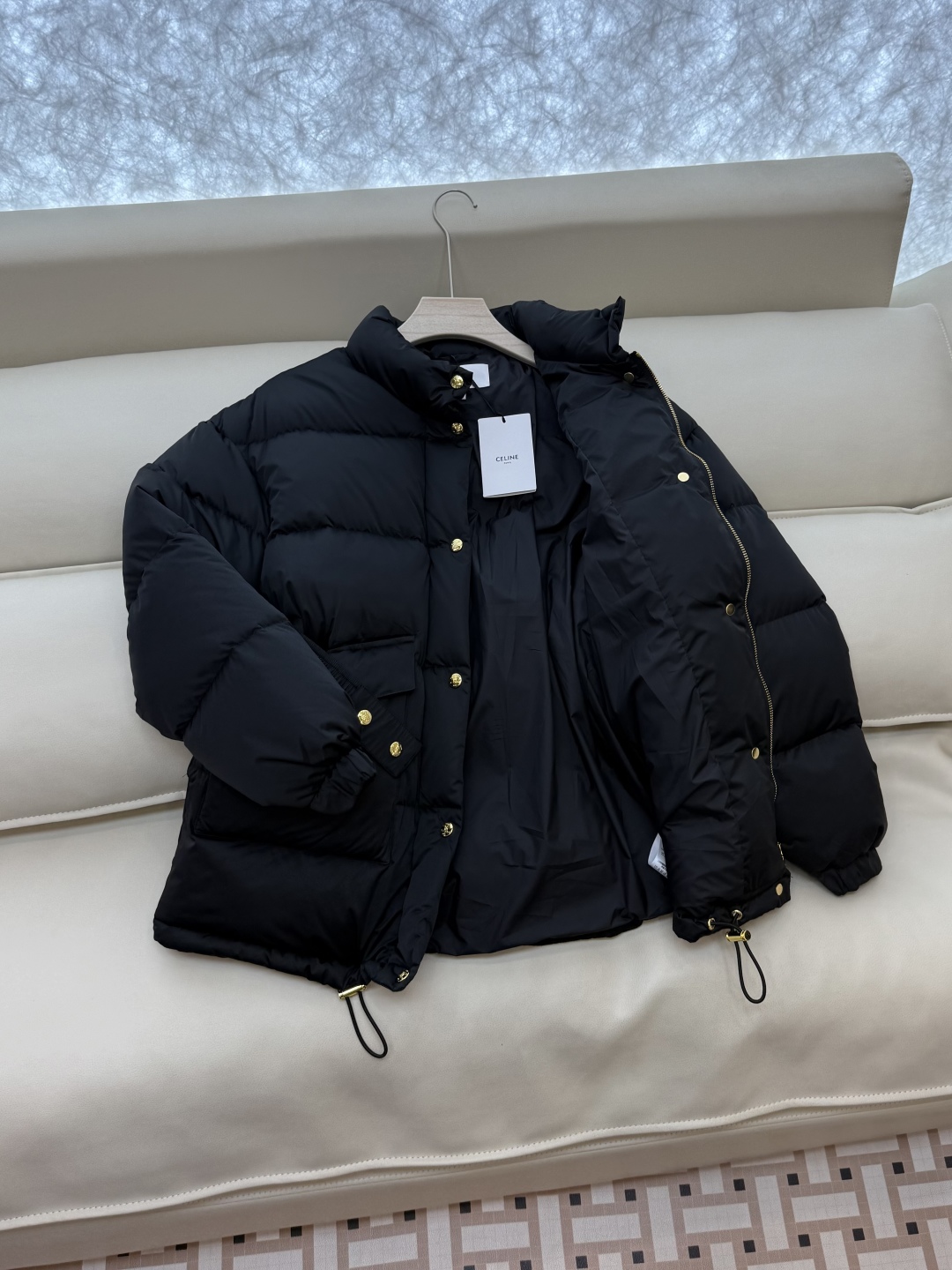 #新款羽绒服⚠️2025。
Celine 配腰带 立领 显瘦蚂蚁腰 90%白鹅绒 中长款 羽绒服 咖色 