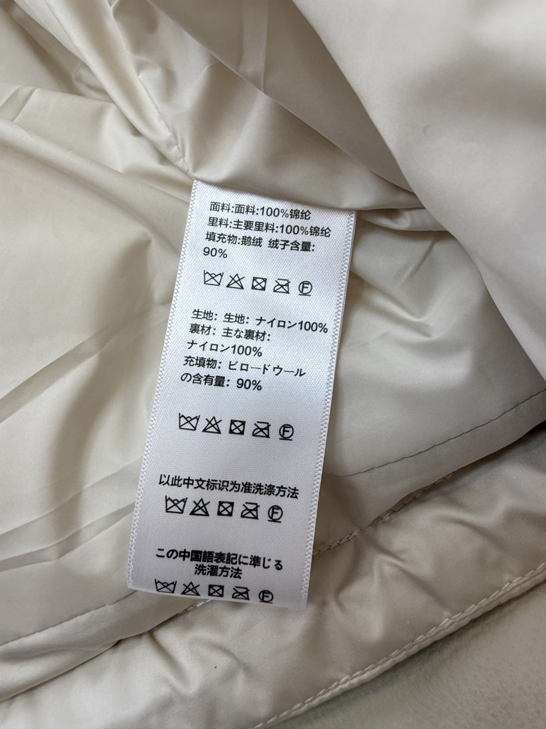 #新款羽绒服⚠️2025。
Celine 配腰带 立领 显瘦蚂蚁腰 90%白鹅绒 中长款 羽绒服 咖色 