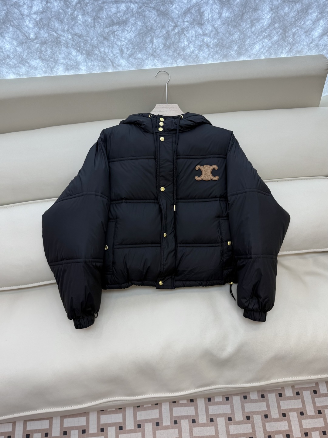 9351#新款羽绒服⚠️。
Celine 90%白鹅绒 短款羽绒服 咖色 黑色 36/38/40/42 