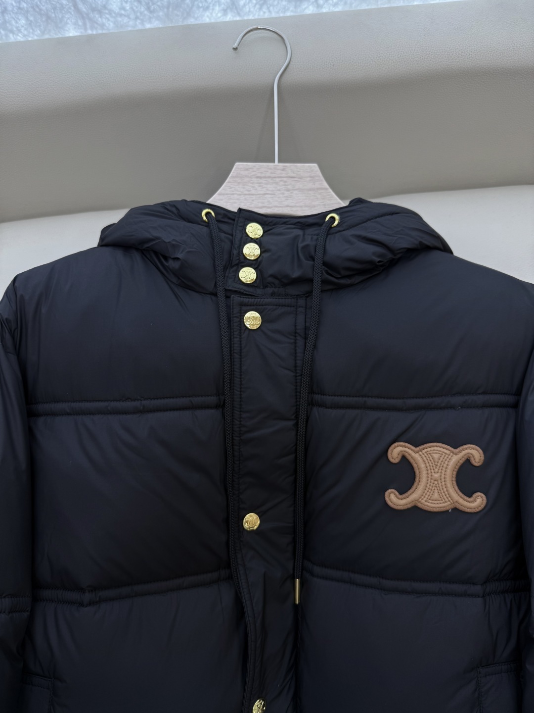 9351#新款羽绒服⚠️。
Celine 90%白鹅绒 短款羽绒服 咖色 黑色 36/38/40/42 