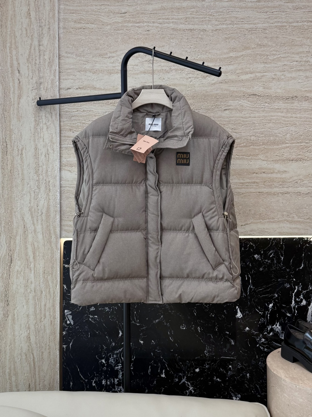NO:494433,New down jacket with dust bag 8903# miu miu letter embroidery nylon fiber loose vest down jacket dark gray sand color gold brown SML, miumiu, down jacket, alexander wang19860909配防尘袋8903#新款羽绒服 miu miu 字母绣花 锦纶纤维 宽松 马甲 羽绒服 深灰色 沙色 金咖色 SML,,miumiu,down jacket,alexander wang,Women's clothing