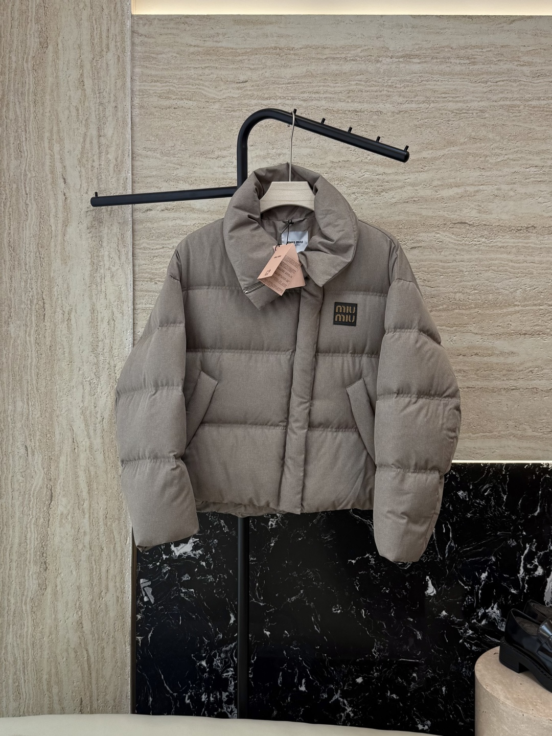 NO:494440,New down jacket with dust bag 8902# miu miu letter embroidery nylon fiber loose long sleeve down jacket dark gray sand color gold brown SML, miumiu, down jacket, alexander wang19860909配防尘袋8902#新款羽绒服 miu miu 字母绣花 锦纶纤维 宽松 长袖 羽绒服 深灰色 沙色 金咖色 SML,,miumiu,down jacket,alexander wang,Women's clothing