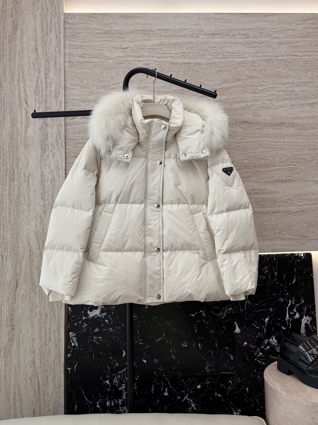 NO:495845,New down jacket with dust bag 8618-1# PRADA Prada Oversized Fox Fur Collar Mid-length 90 White Goosevelt Down Jacket Off White Gray Black 36/38/40/42,,prada,prada,down jacket,alexander wang19860909配防尘袋8618-1#新款羽绒服 PRADA 普拉达 超大狐狸毛领 中长款 90 白鹅绒 羽绒服 米白色 灰色 黑色 36/38/40/42,,prada,prada,down jacket,alexander wang,Women's clothing