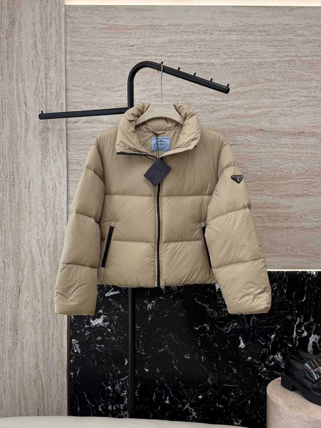 NO:495797,New down jacket with dust bag 8331# PR triangle logo triangle logo letter printing stand collar short long-sleeved down jacket black khaki white 36/38/40,,down jacket,alexander wang19860909配防尘袋8331#新款羽绒服 PR三角标 三角标 字母印花 立领短款 长袖羽绒服 黑色 卡其色 白色 36/38/40,,down jacket,alexander wang,Women's clothing