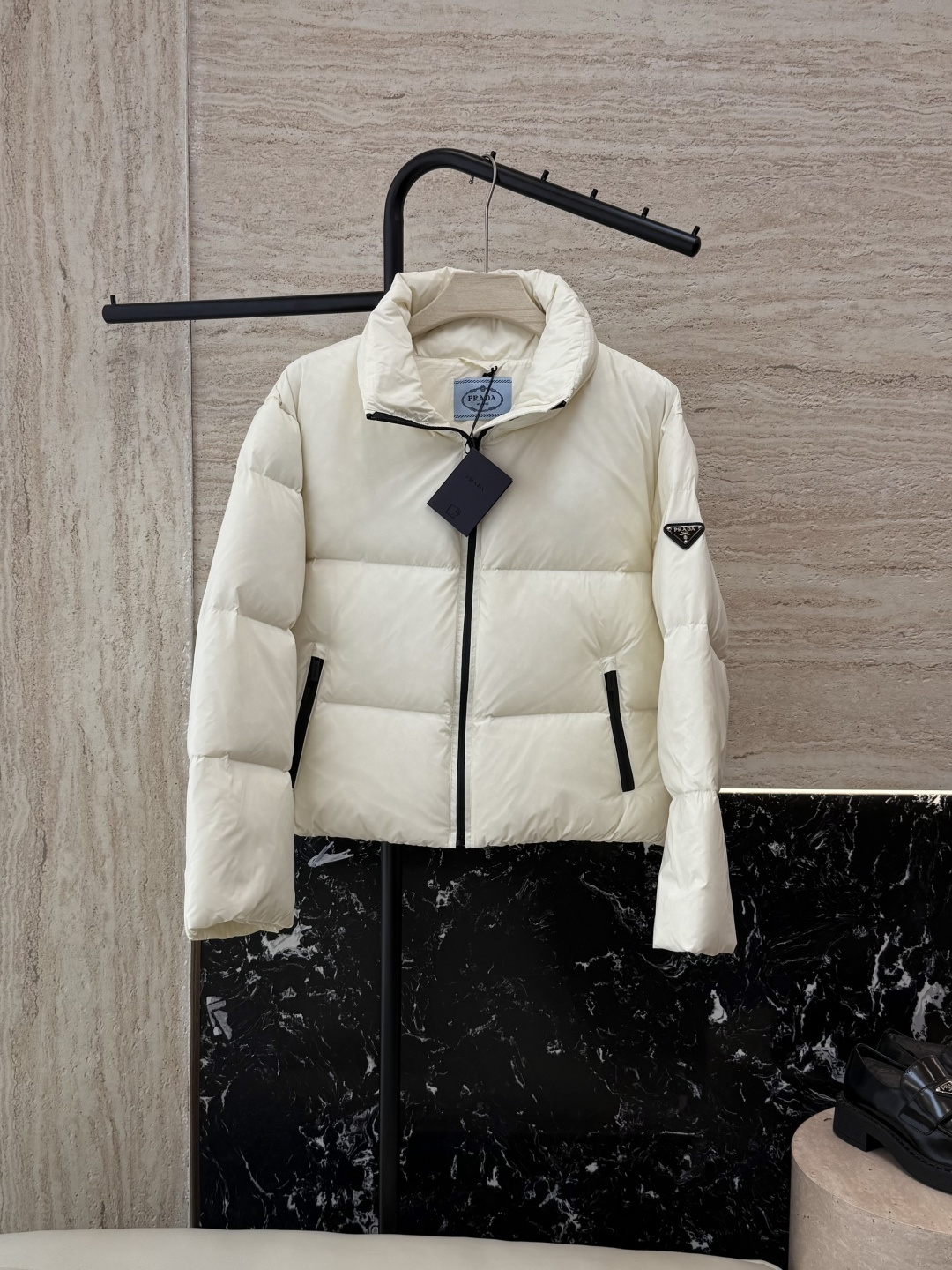 NO:495805,With dust bag 8331# new down jacket PR triangle logo triangle logo letter printing stand collar short long-sleeved down jacket black khaki white 36/38/40,,down jacket,alexander wang19860909配防尘袋 8331#新款羽绒服 PR三角标 三角标 字母印花 立领短款 长袖羽绒服 黑色 卡其色 白色 36/38/40,,down jacket,alexander wang,Women's clothing