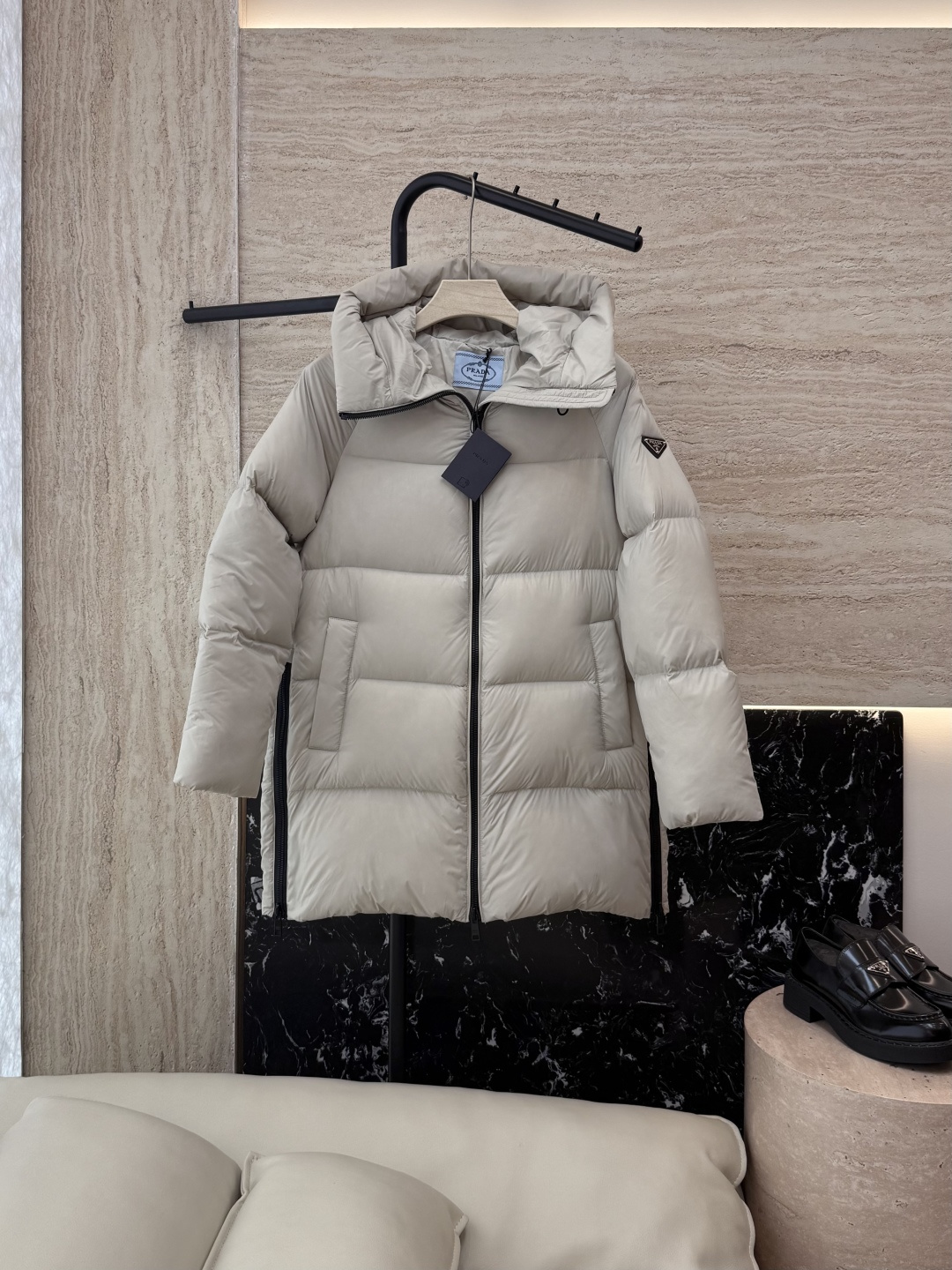 NO:495838,New down jacket with dust bag 8339# PR triangle logo triangle logo hood long long-sleeved down jacket black grey khaki 36/38/40/42,,down jacket,hats,alexander wang19860909配防尘袋8339#新款羽绒服 PR三角标 三角标 带帽 长款 长袖羽绒服 黑色 米灰色 卡其色 36/38/40/42,,down jacket,hats,alexander wang,Women's clothing