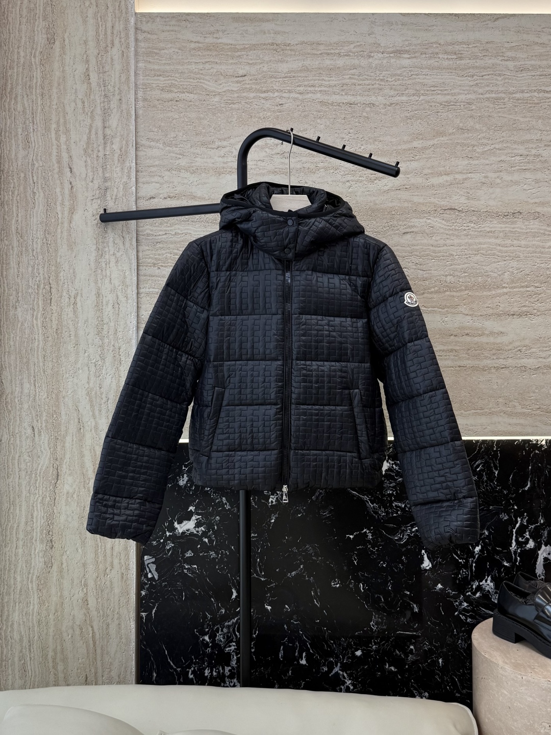 QGL028#新款羽绒服。MONCLER 蒙口 最新款 带帽 小格子 90% 白鸭绒 长袖短款 羽绒服 