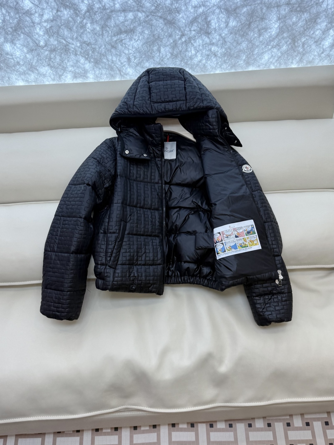 QGL028#新款羽绒服。MONCLER 蒙口 最新款 带帽 小格子 90% 白鸭绒 长袖短款 羽绒服 