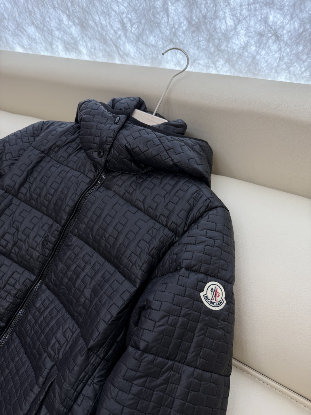 QGL028#新款羽绒服。MONCLER 蒙口 最新款 带帽 小格子 90% 白鸭绒 长袖短款 羽绒服 