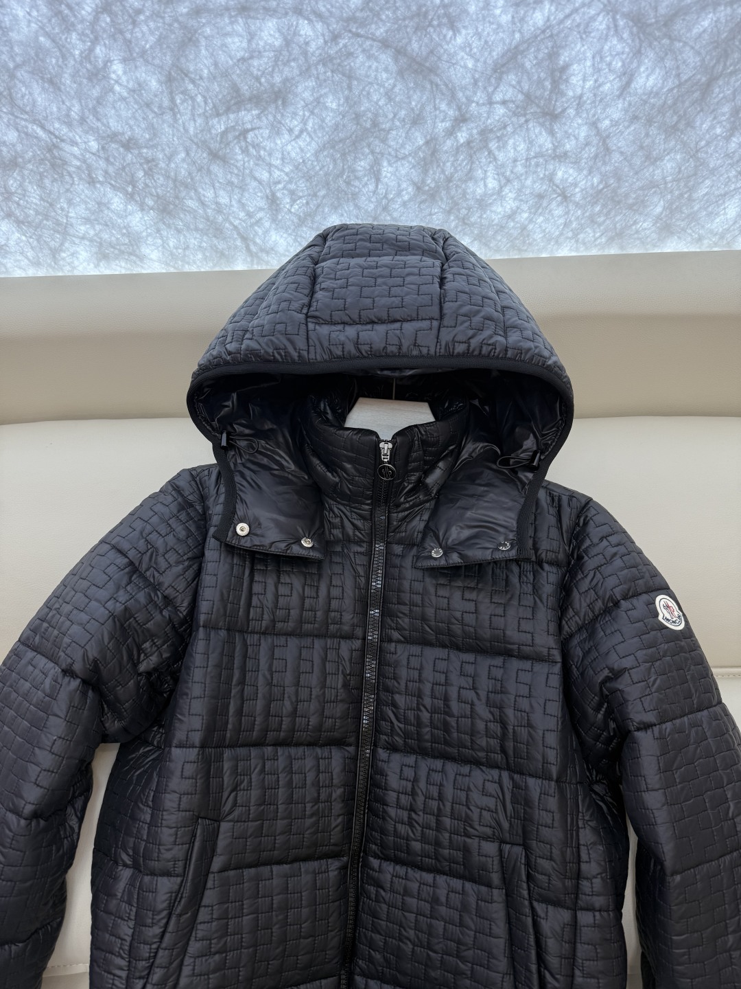 QGL028#新款羽绒服。MONCLER 蒙口 最新款 带帽 小格子 90% 白鸭绒 长袖短款 羽绒服 